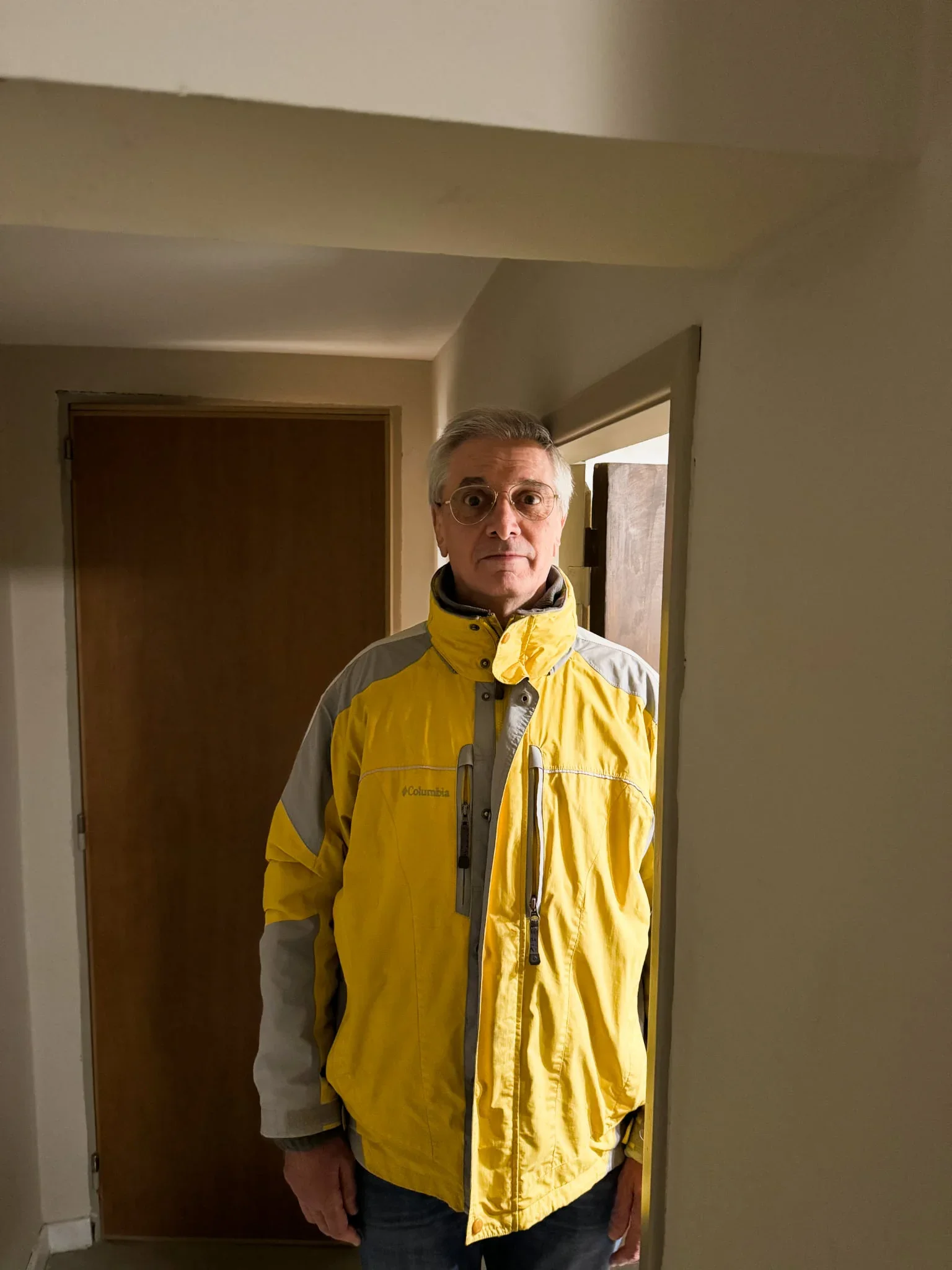 Mi viejo intentando pasar por la puerta del baño