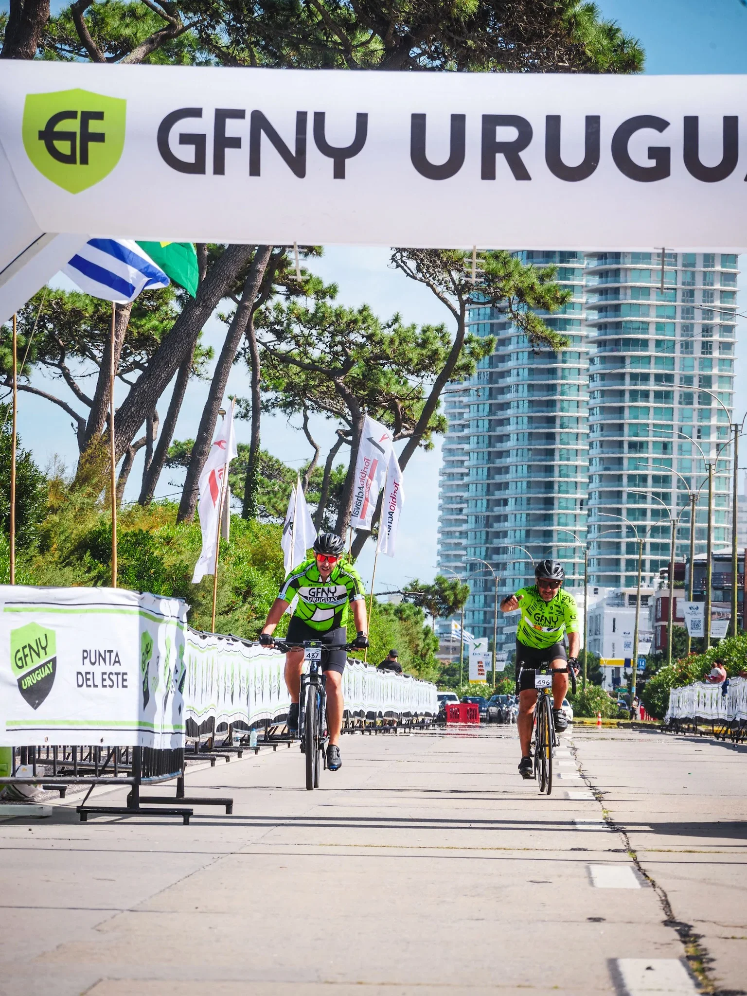 A punto de llegar a la meta en GFNY Punta del Este 2025