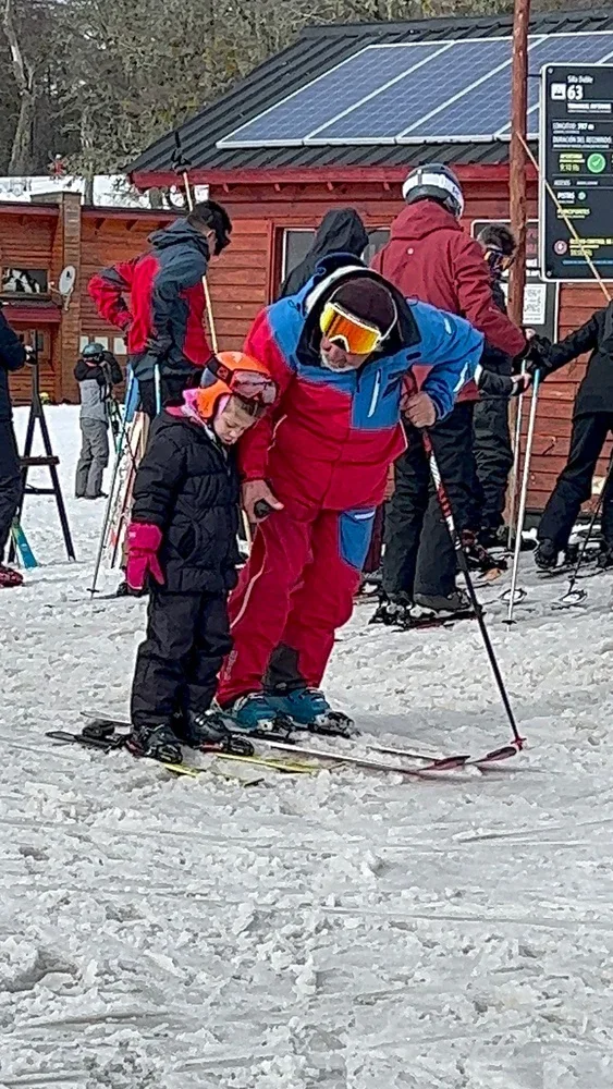 El ruso preparando a Justi para su primer clase de esquí