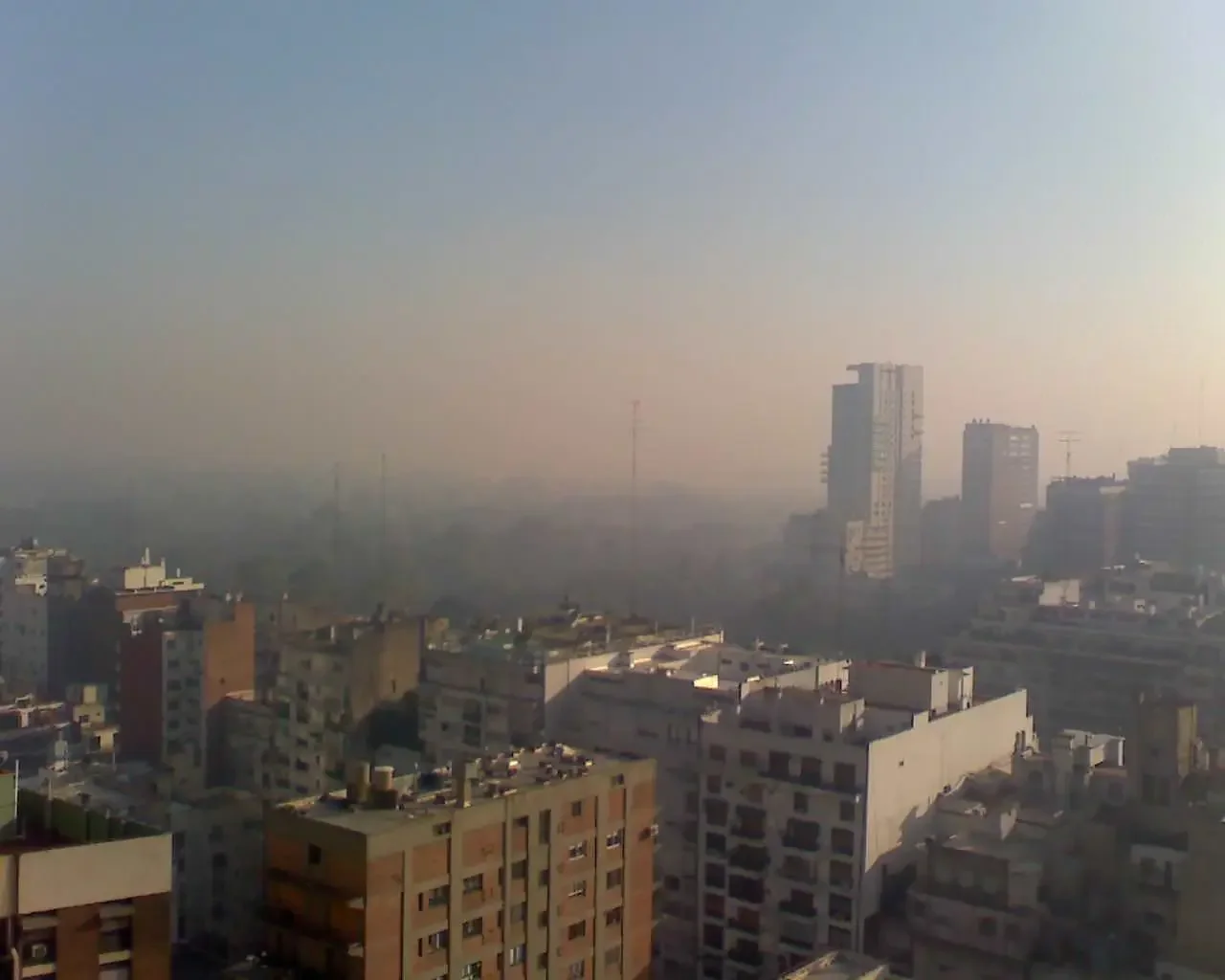 Humo en Capital Federal Av Las Heras cubierta de humo