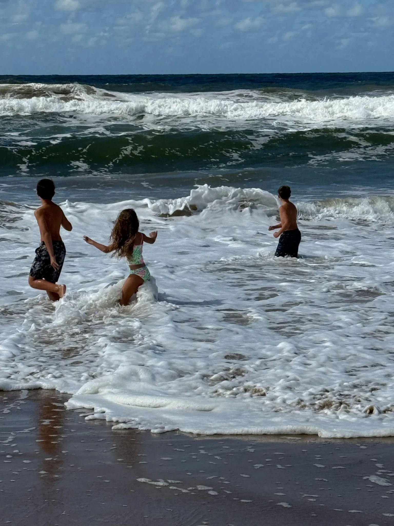 Los chicos jugando en la playa