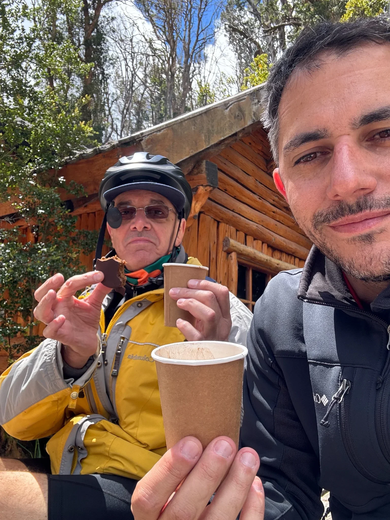Tomando un chocolate caliente en el Bosque de Arrayanes