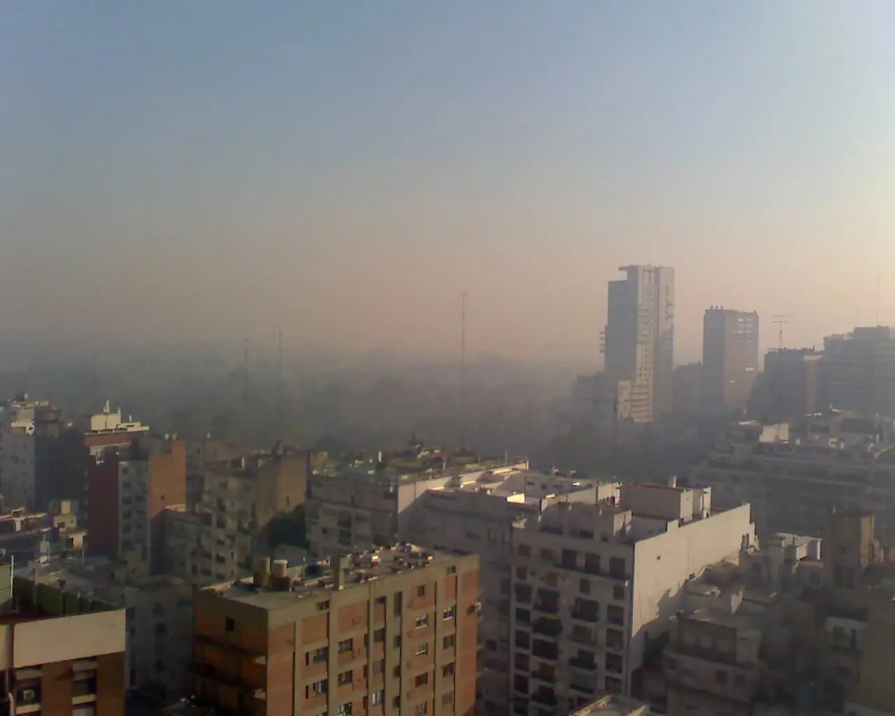 Av Las Heras cubierta de humo