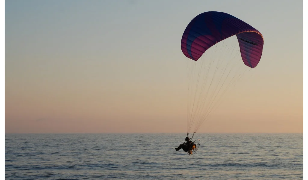 Paramotor en la playa