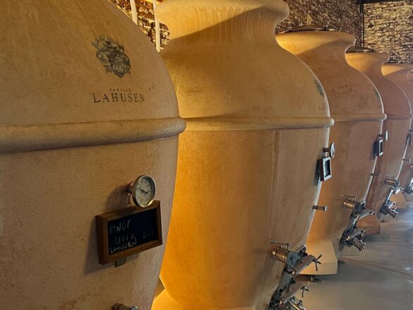 Vasijas de barro crudo de Bodegas Cerros de San Juan